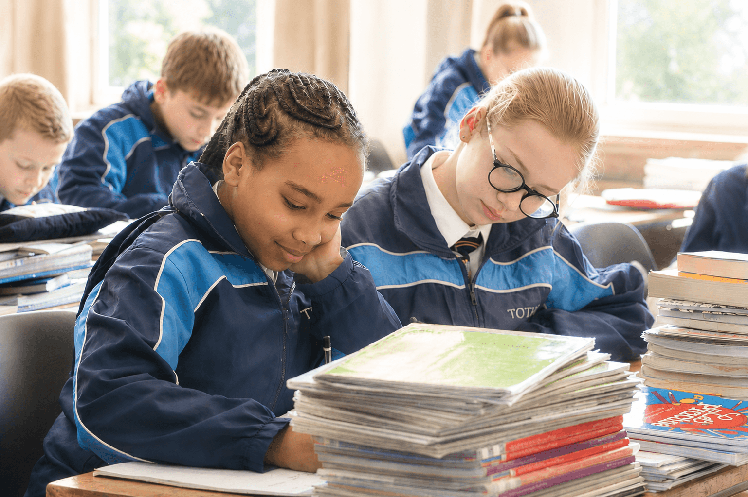 Leerders werk saam met boeke