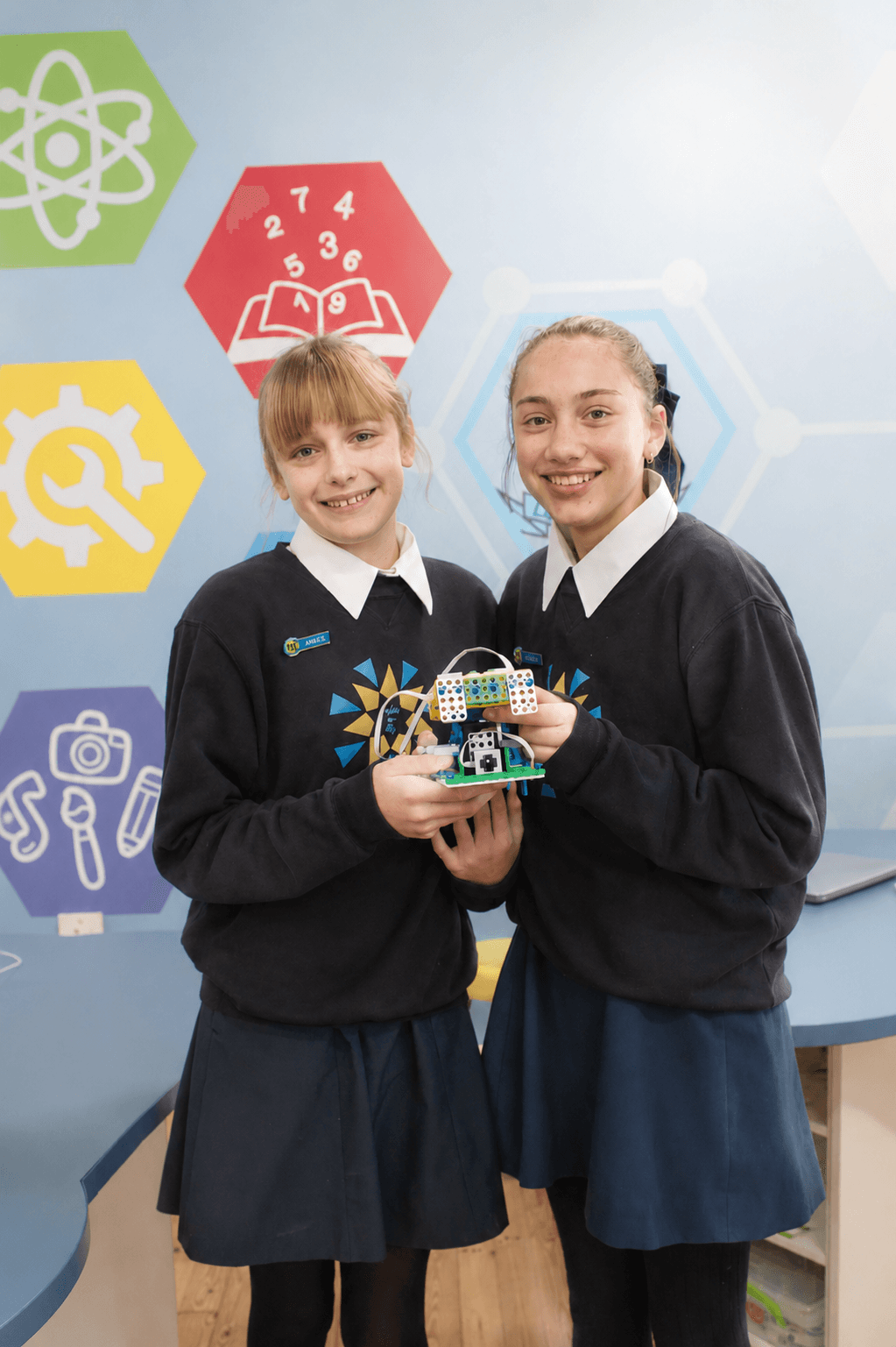 Twee senior leerders wys hul voltooide robotikaprojek