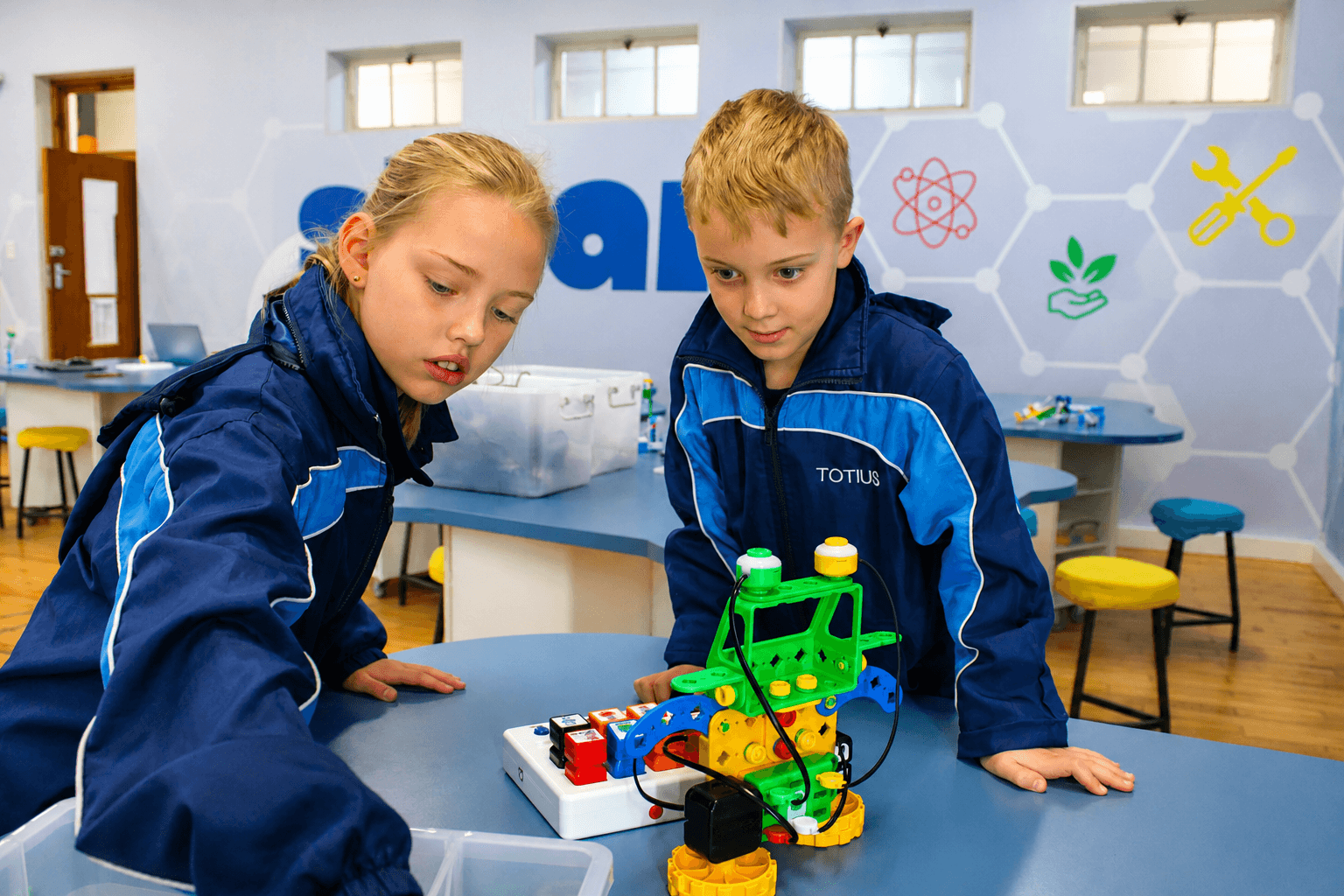 Leerder bou aan 'n robotikaprojek