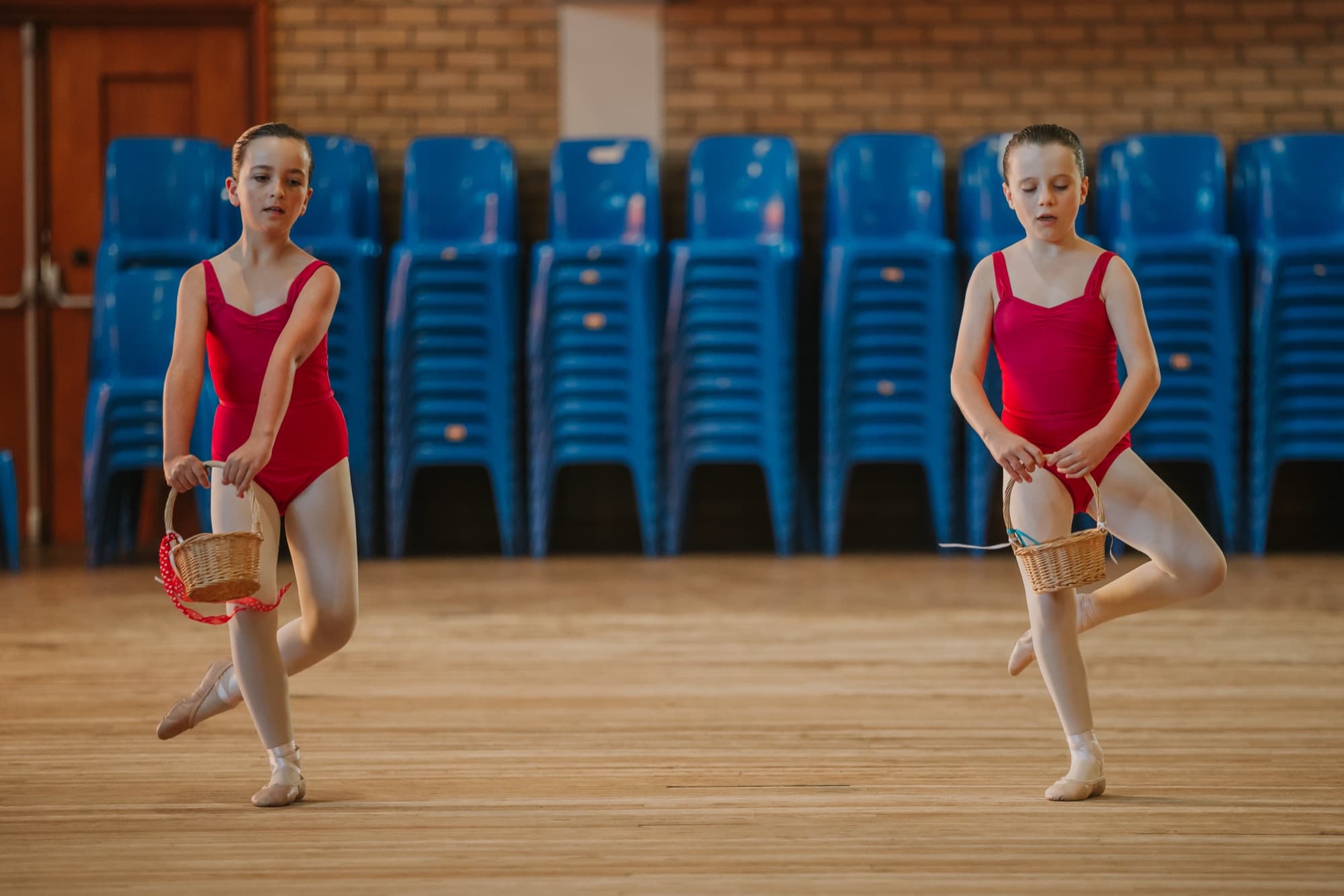 Jong balletdansers tydens 'n skooloptrede