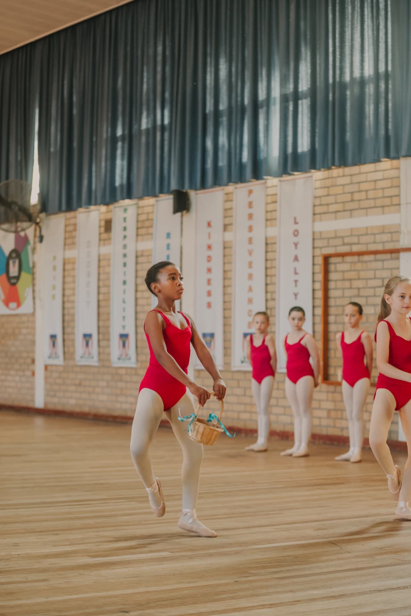 Groep jong balletdansers in kostuum