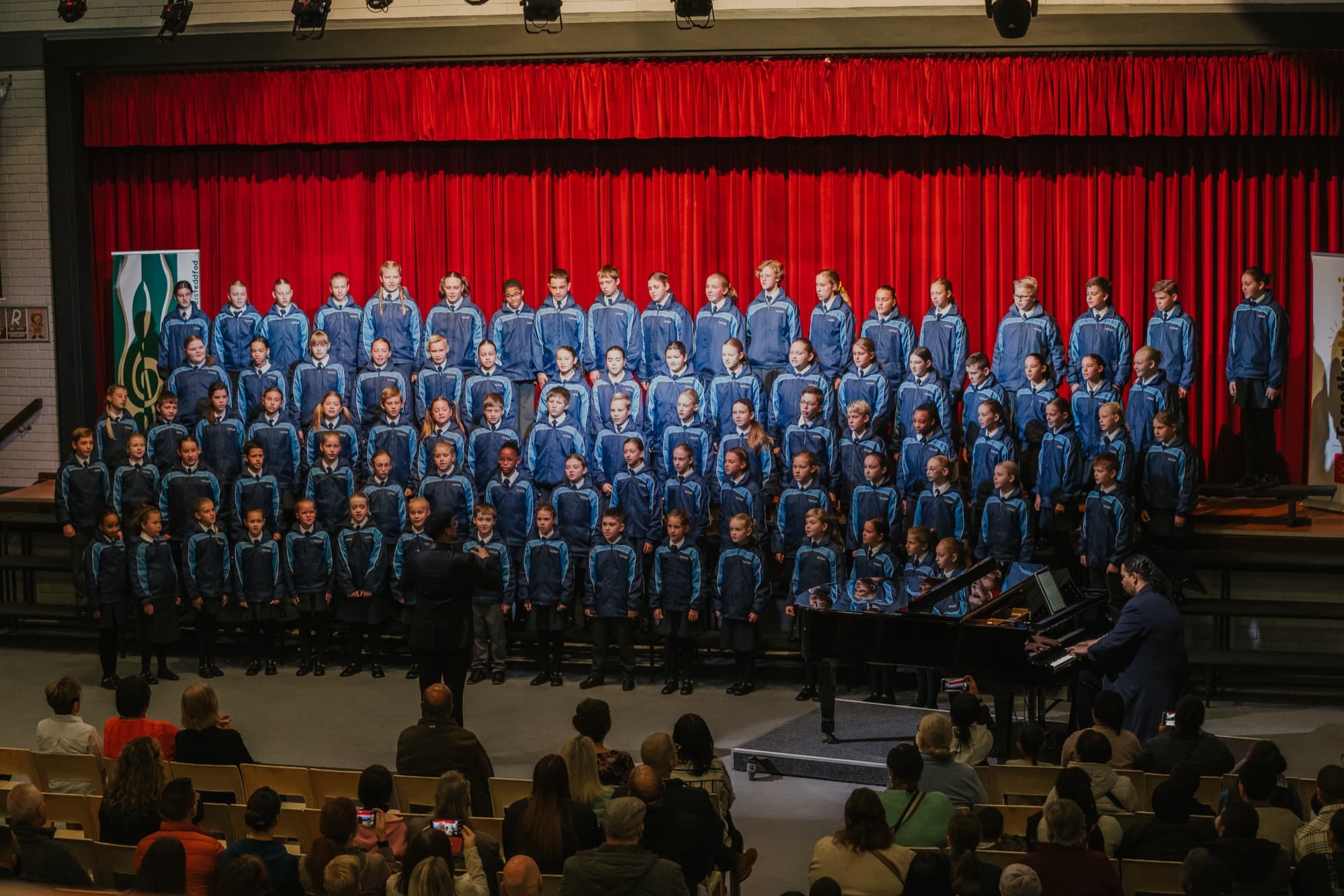 Die Totius-koor tree voor ouers en die breër skoolgemeenskap op.