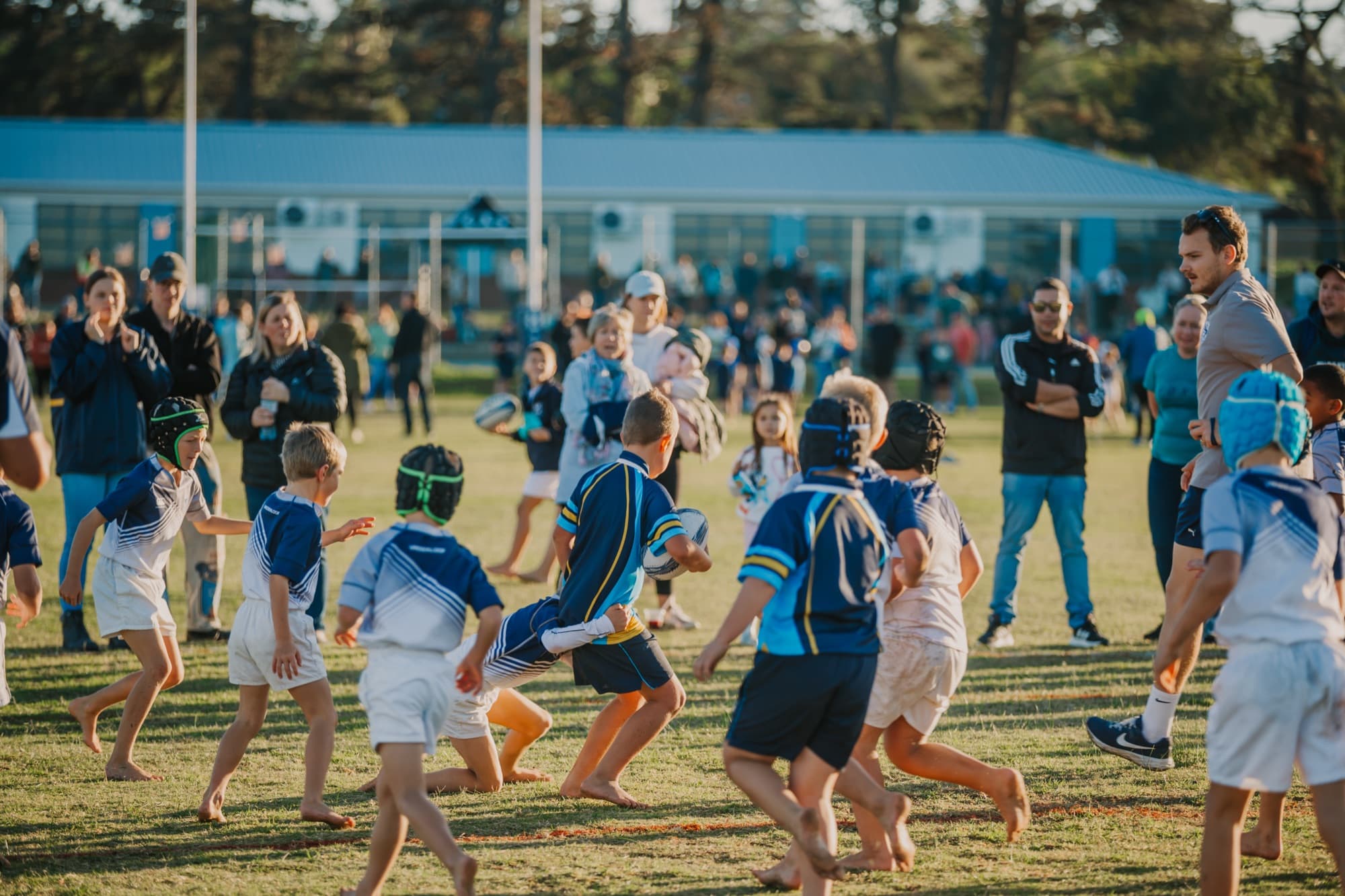 Leerders speel rugby op die veld