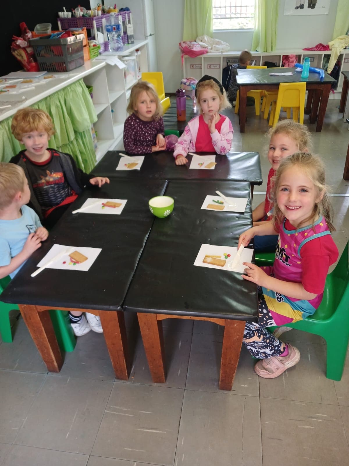Graad RR-leerders geniet 'n prettige peuselhappie-aktiwiteit saam