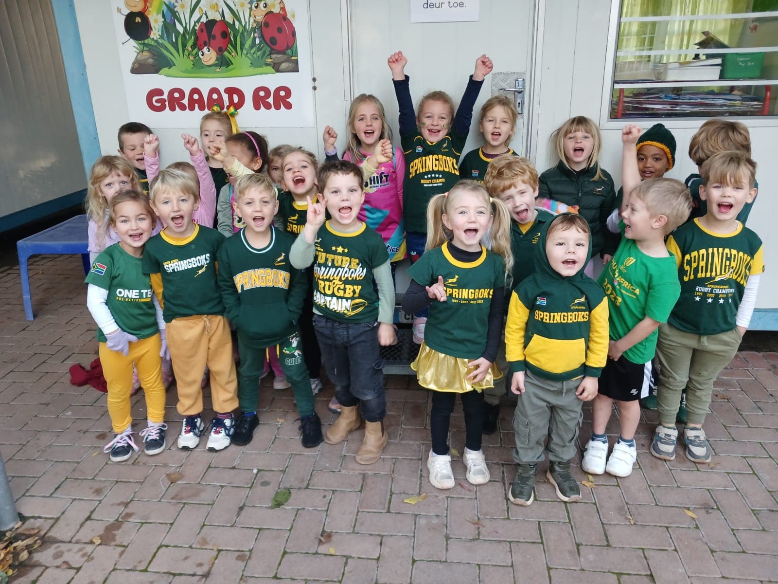 Graad RR-leerders vier geesdriftig saam voor hul klaskamer