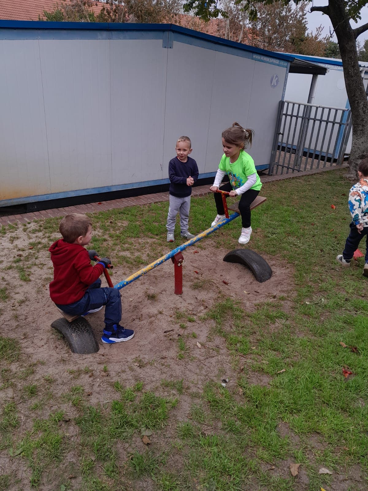 Graad RR-leerders speel saam op die wipplank