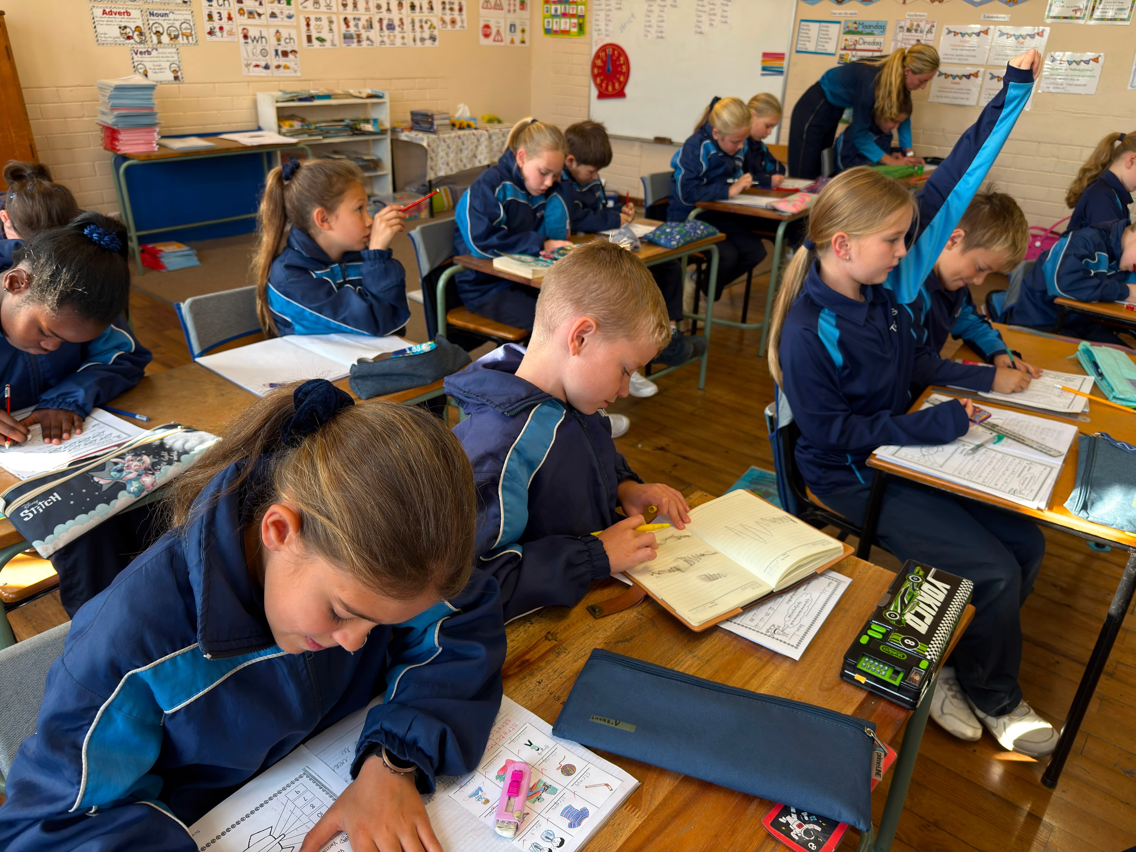 'n Besige grondslagfase-klas werk saam