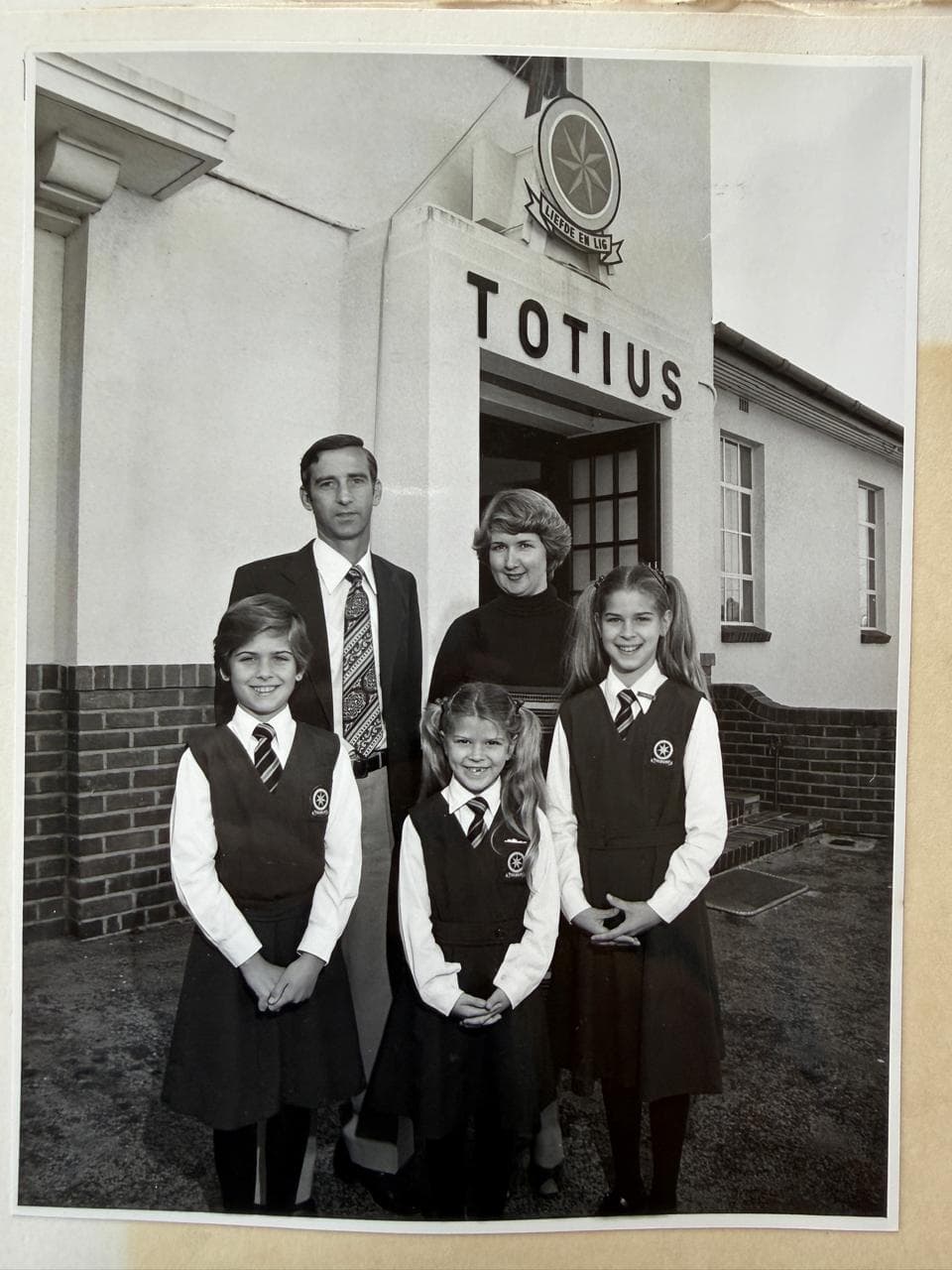'n Historiese Totius-gesin voor die skool se oorspronklike ingang